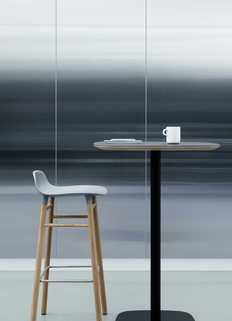 Normann Copenhagen Form, scaun de bar de 75 cm cu bază din lemn de nuc.