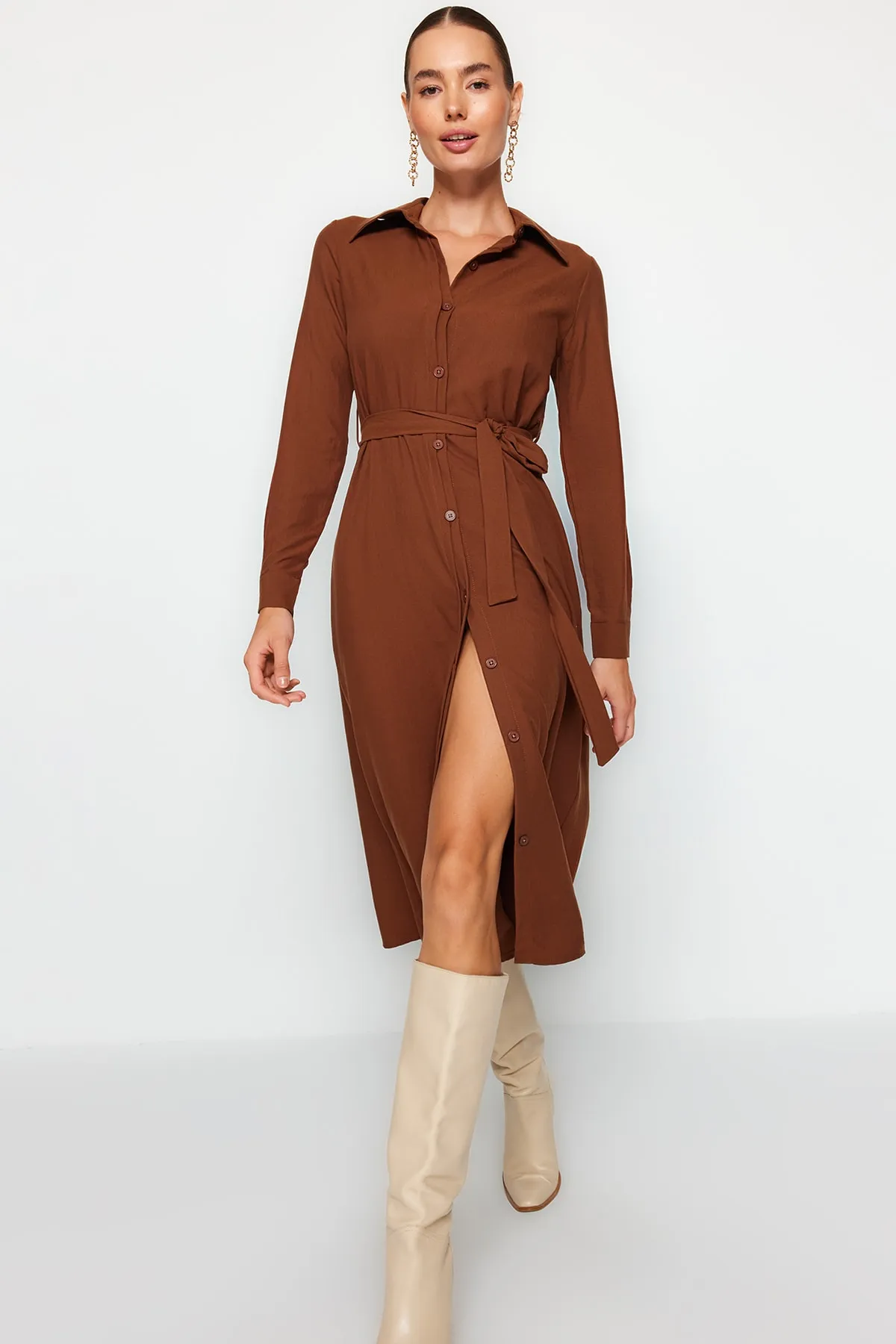 Trendyol Collection  Braunes, gerade geschnittenes, gewebtes Midi-Hemdkleid mit Gürtel TWOAW24EL00504