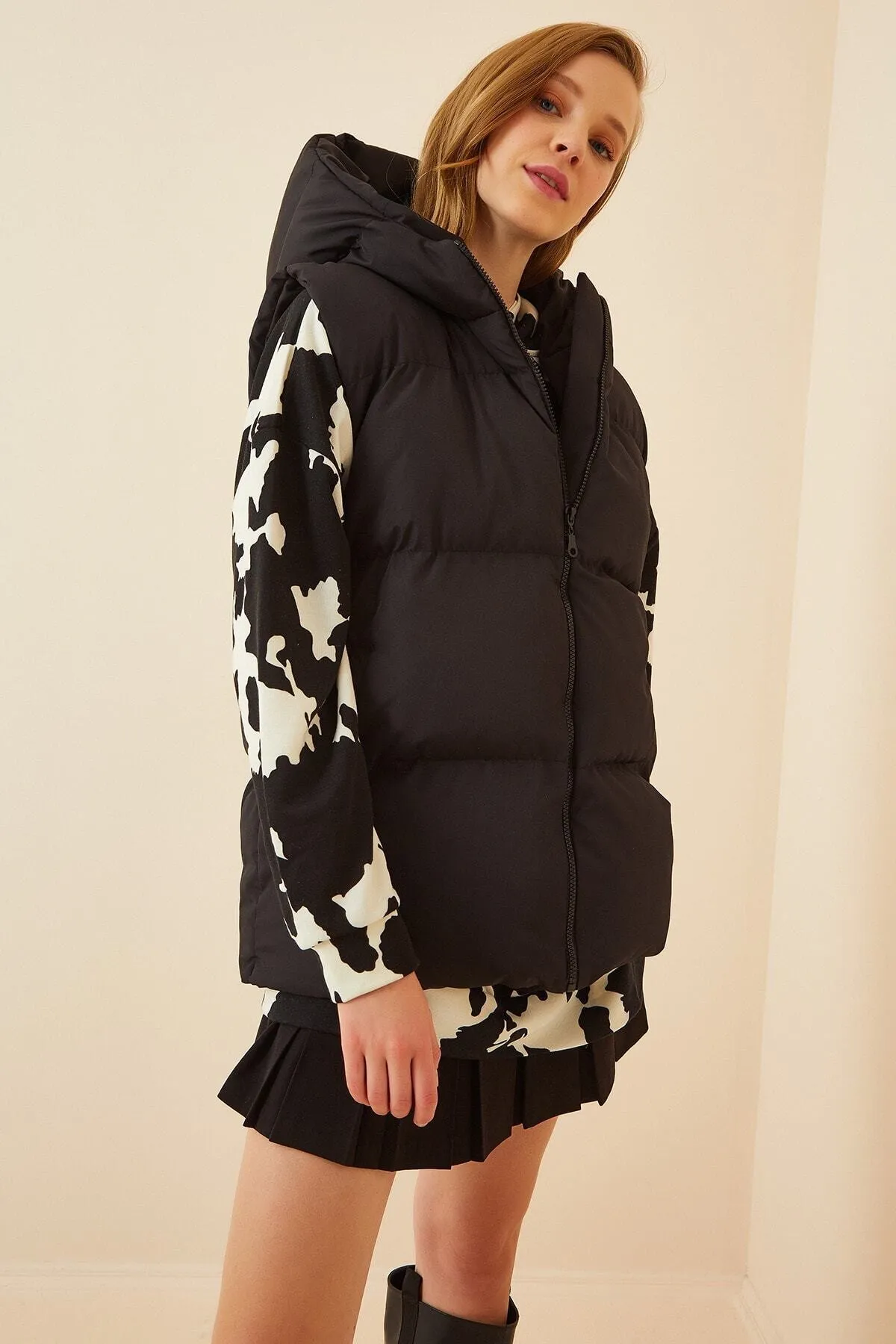 Happiness İstanbul  Schwarze, übergroße Pufferweste mit Kapuze für Damen MK00176