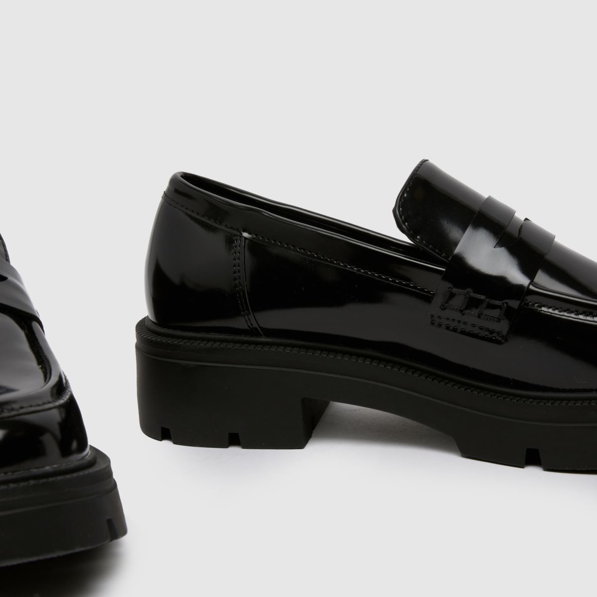 Črni lakirani ravni čevlji Schuh Livia