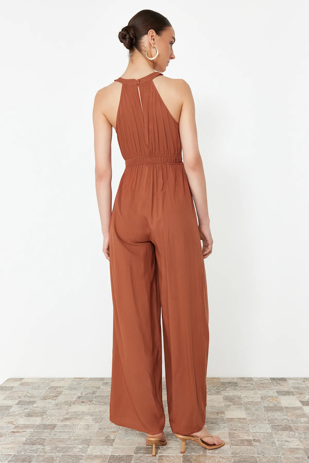 Trendyol Collection  Jumpsuit mit Raffung in Zimtfarbe TWOSS23TU00121