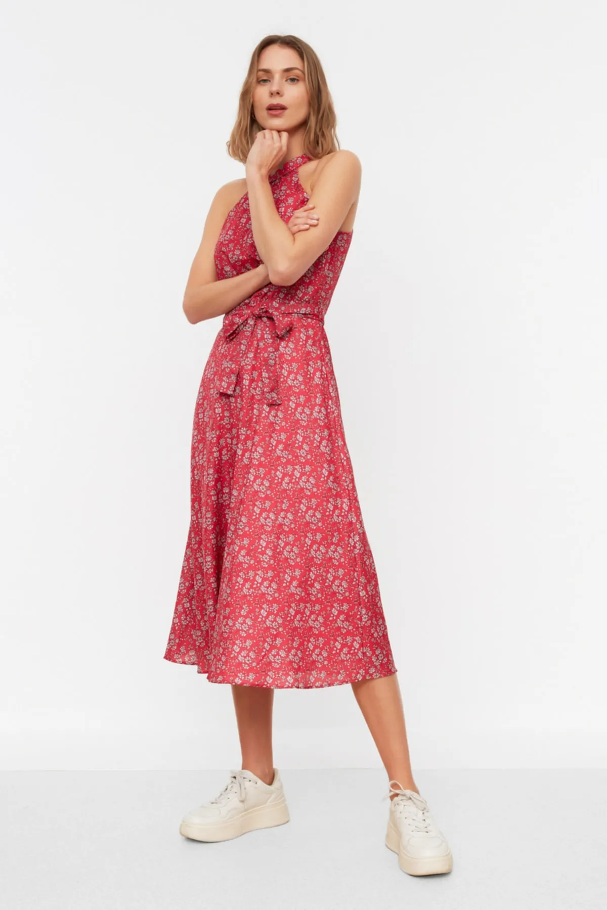 Trendyol Collection  Rosafarbenes, ärmelloses, gewebtes Kleid in A-Linie mit Gürtel und Neckholder und Blumendruck TWOSS20EL2536