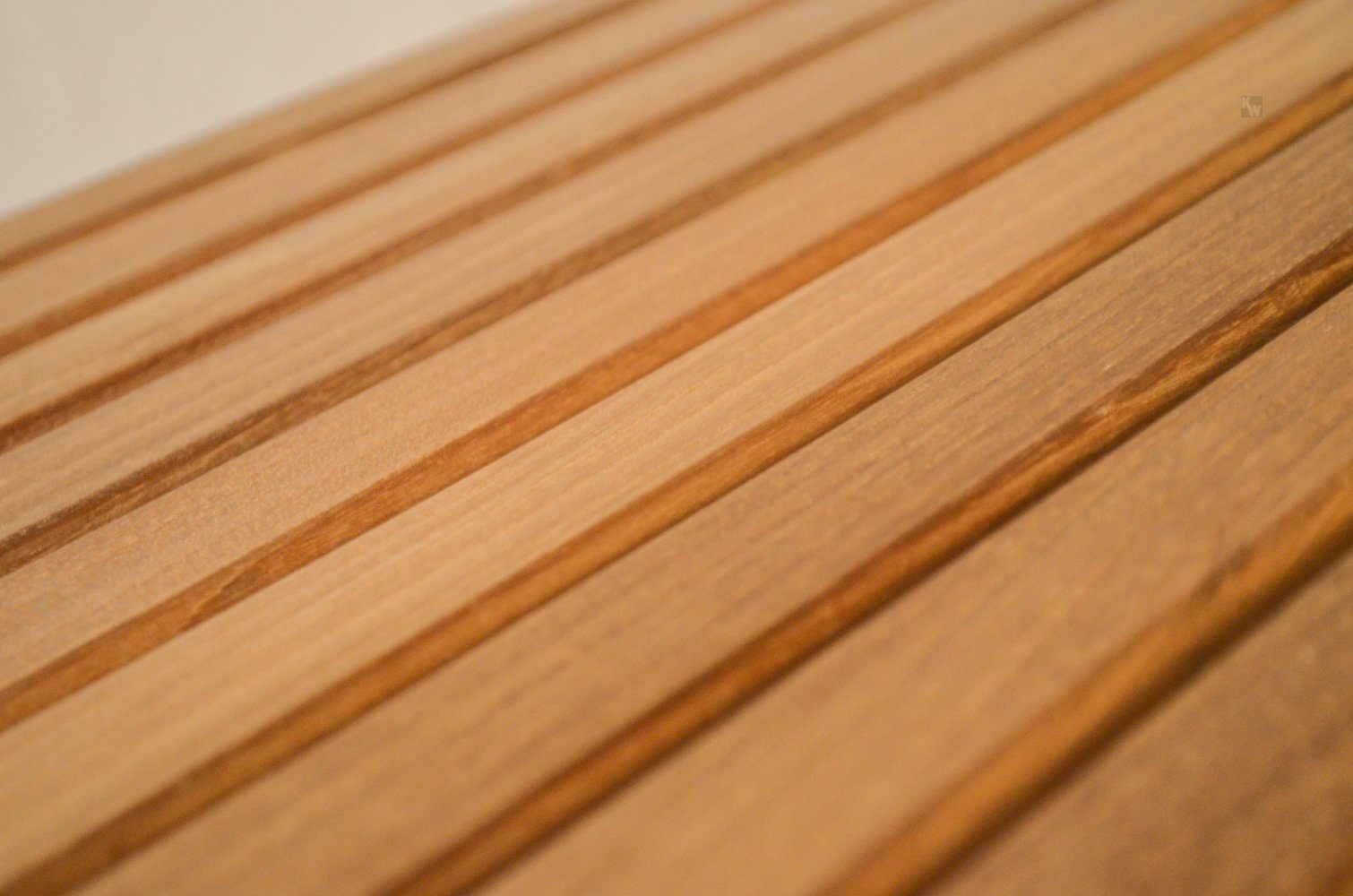 Kai Wiechmann Fußhocker Premium Teak Fußbank 50 x 42 cm als wetterfester Holzhocker, verstellbare und unbehandelte Fußstütze aus Teak