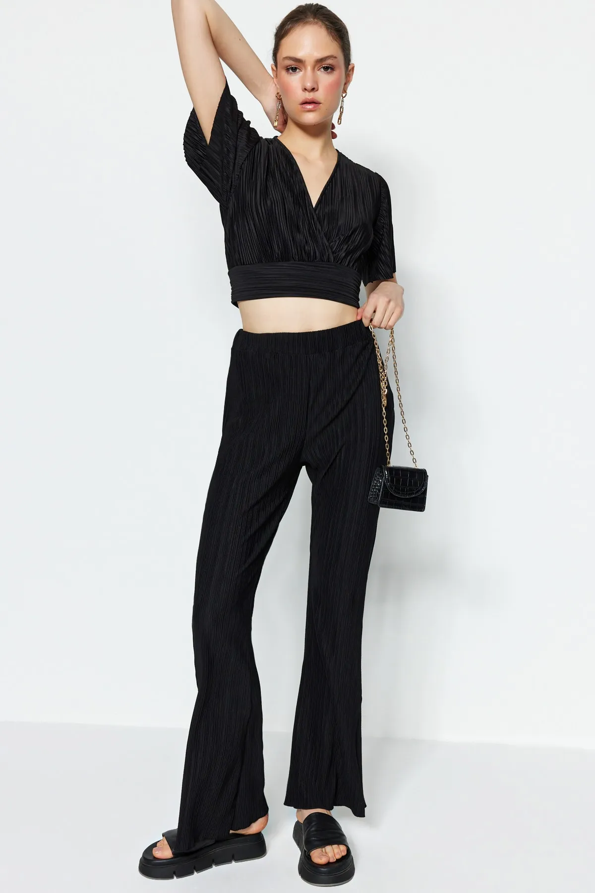 Trendyol Collection  Schwarze, plissierte Schlaghose/spanisches Bein, hohe elastische Taille, Strickhose TWOSS23PL00115
