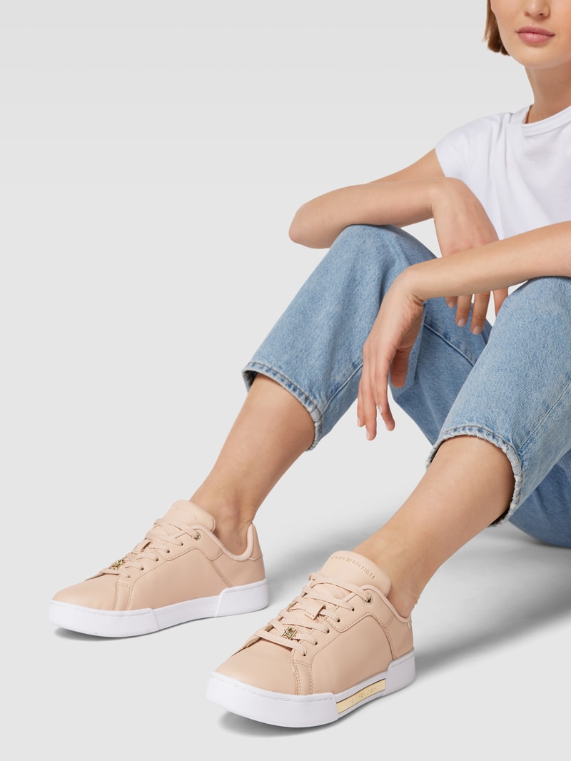 Sneaker mit Label-Details in metallic in hellrosa