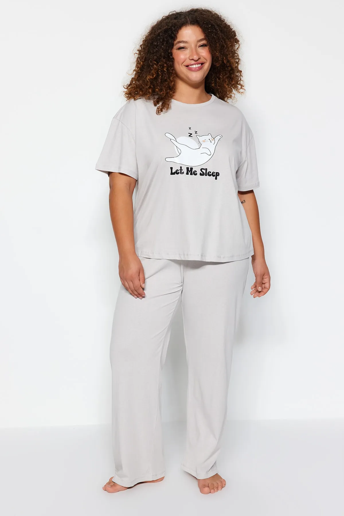 Trendyol Curve  Hellgraues bedrucktes Pyjama-Set aus Strick TBBAW24AI00003