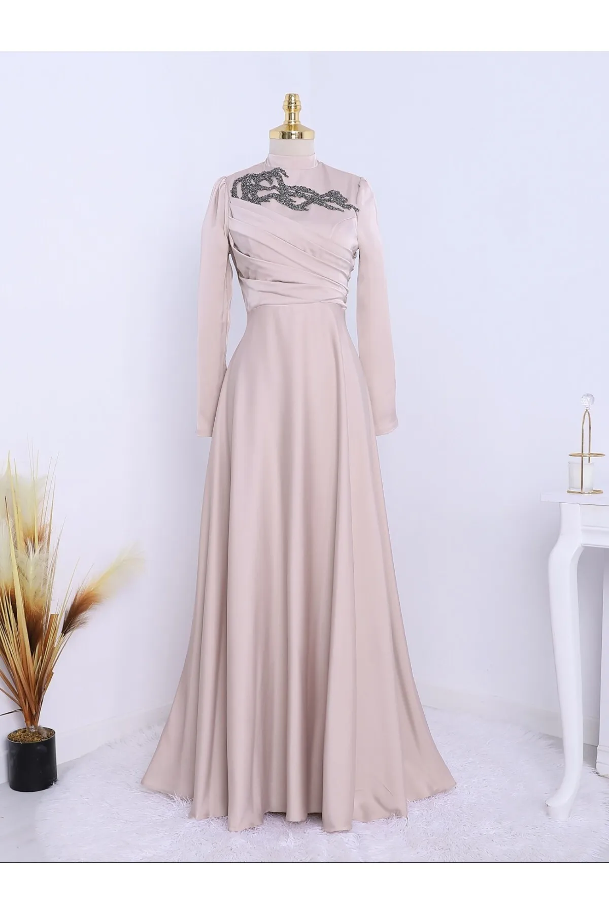 Modamorfo  Abendkleid mit Steinkragen und drapierter Vorderseite