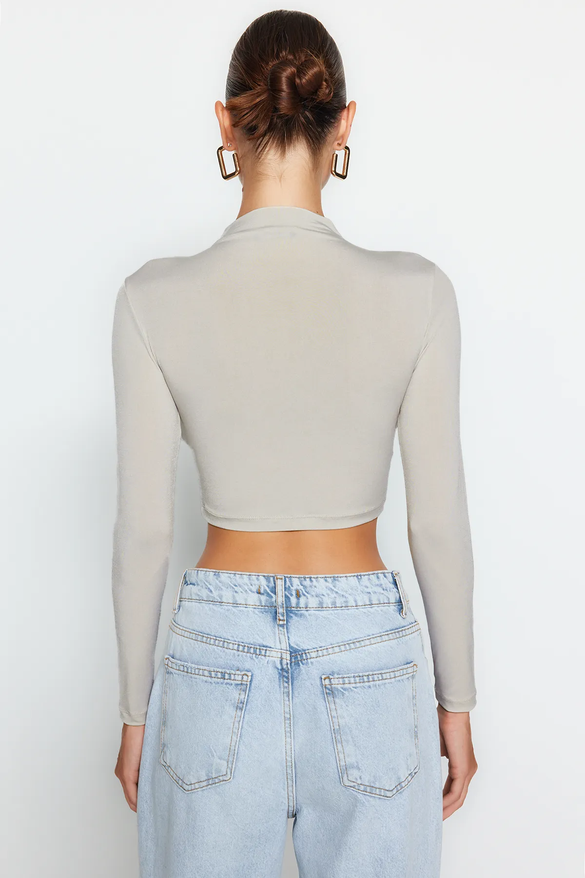 Trendyol Collection  Drapierte Crop-Bluse mit hohem Kragen in Hellstein TWOAW24BZ00164