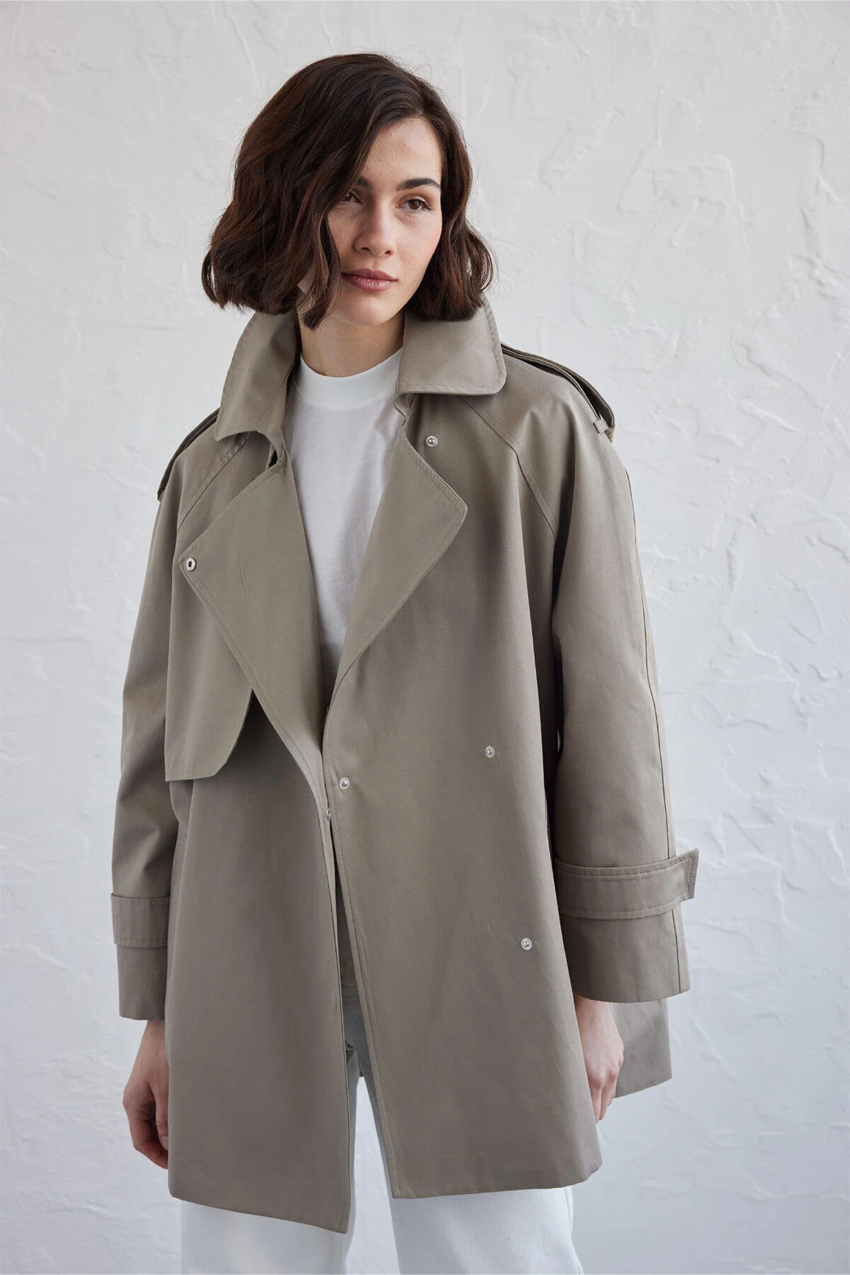 Manuka  ÜBERGROßER KURZER TRENCHCOAT ÇAĞLA
