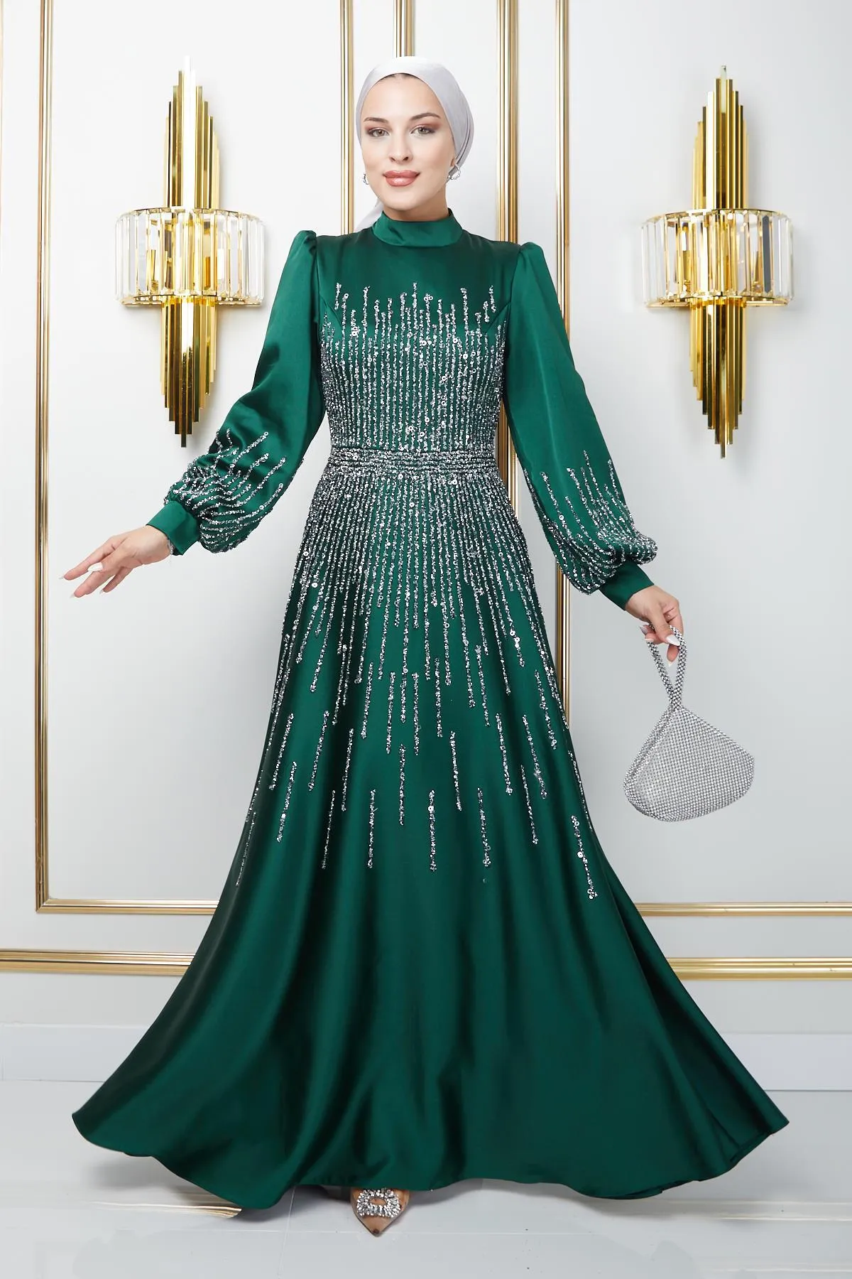Olcay  GRÜNES Satin-Hijab-Abendkleid – Hals mit bemalten Steindetails, Modell 1670
