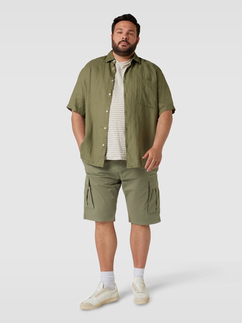 PLUS SIZE Relaxed Fit Bermudas mit Cargotaschen in olivgrün