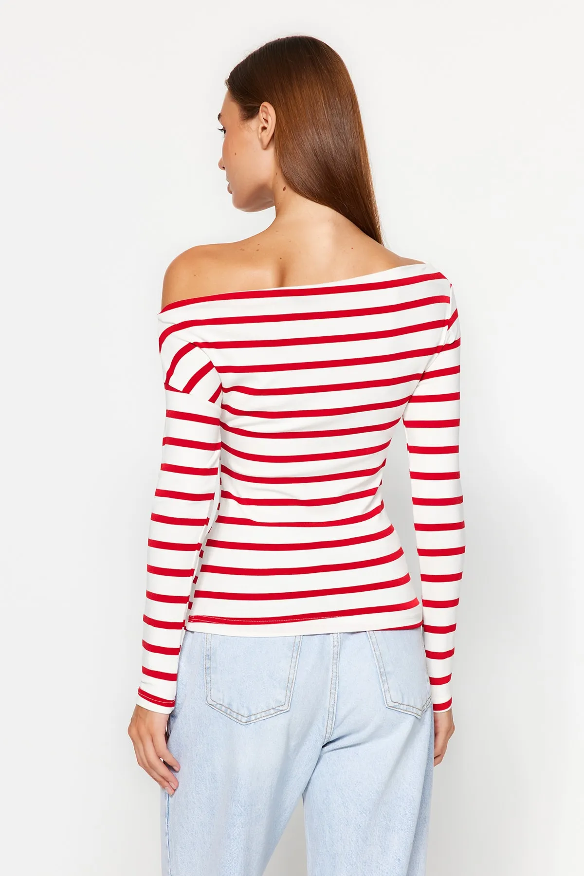 Trendyol Collection  Rot gestreifte, taillierte Strickbluse aus hochwertigem, weichem Stoff mit U-Boot-Ausschnitt TWOAW24BZ00227