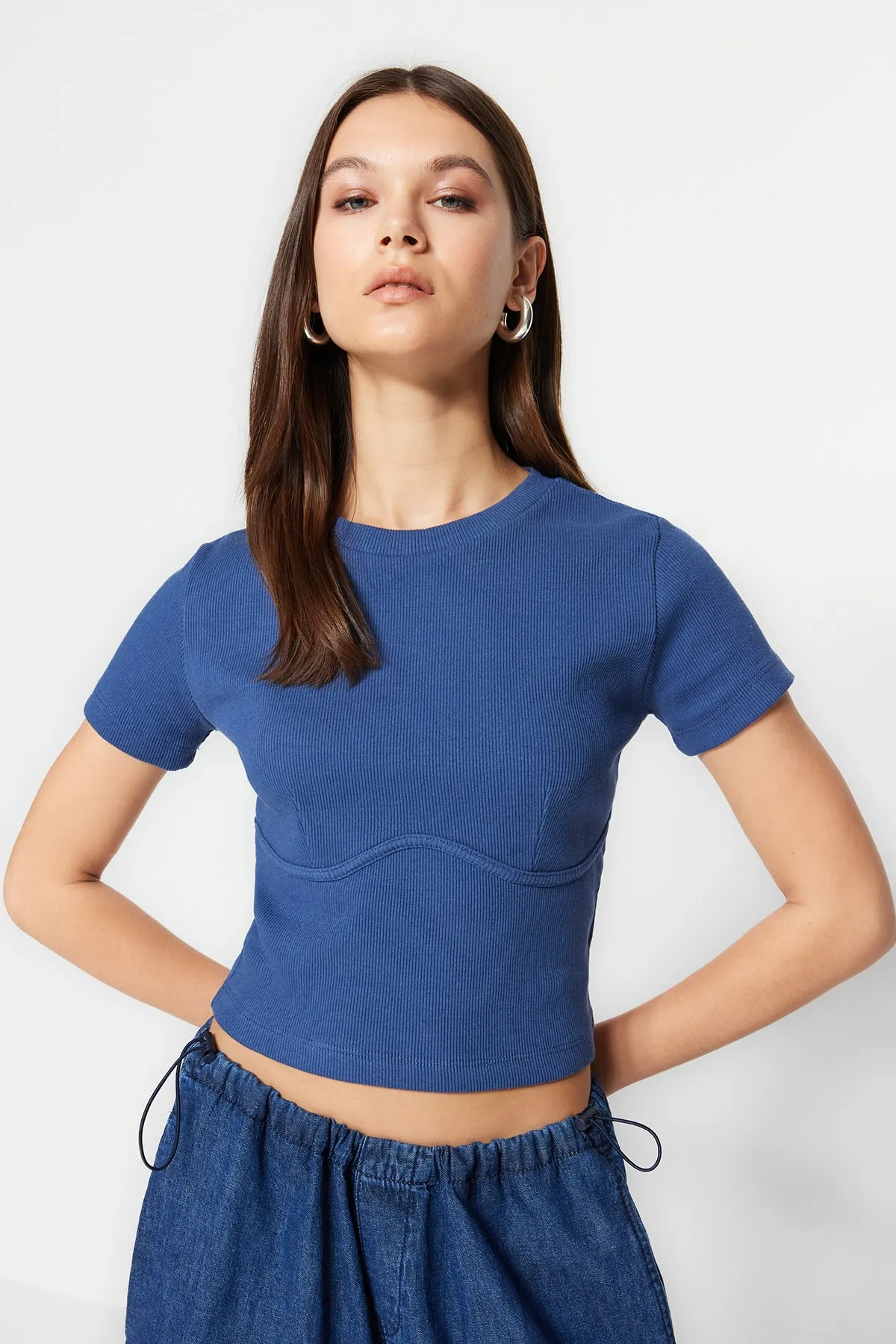 Trendyol Collection  Indigofarbene, gerippte, dehnbare Strickbluse mit Rundhalsausschnitt und detailliertem Rundhalsausschnitt TWOAW21BZ0638