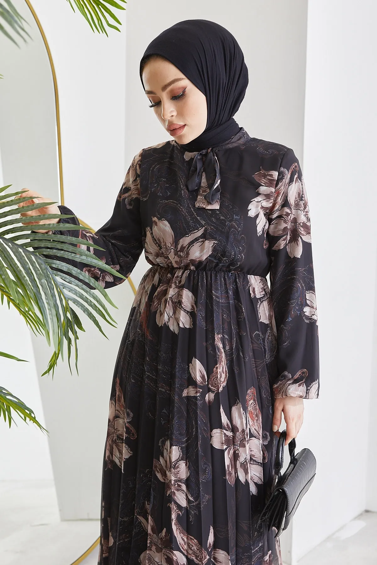 InStyle  Serena Hijab-Kleid aus plissiertem Chiffon mit Blumenmuster – Schwarz