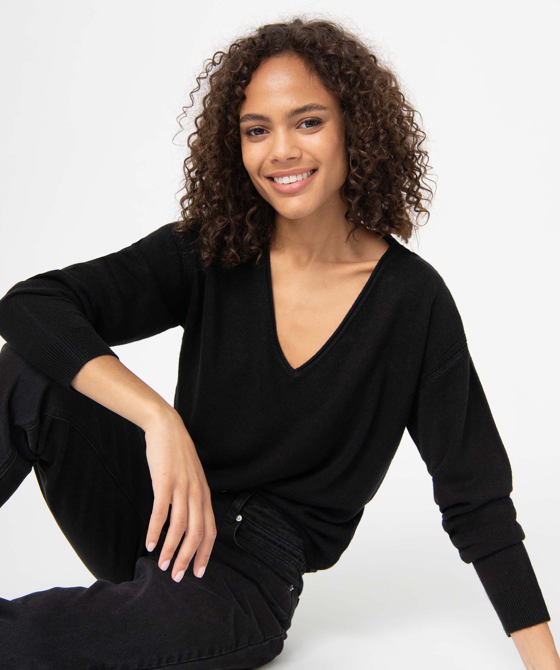 Pull femme en maille fine avec large col V noir | GEMO