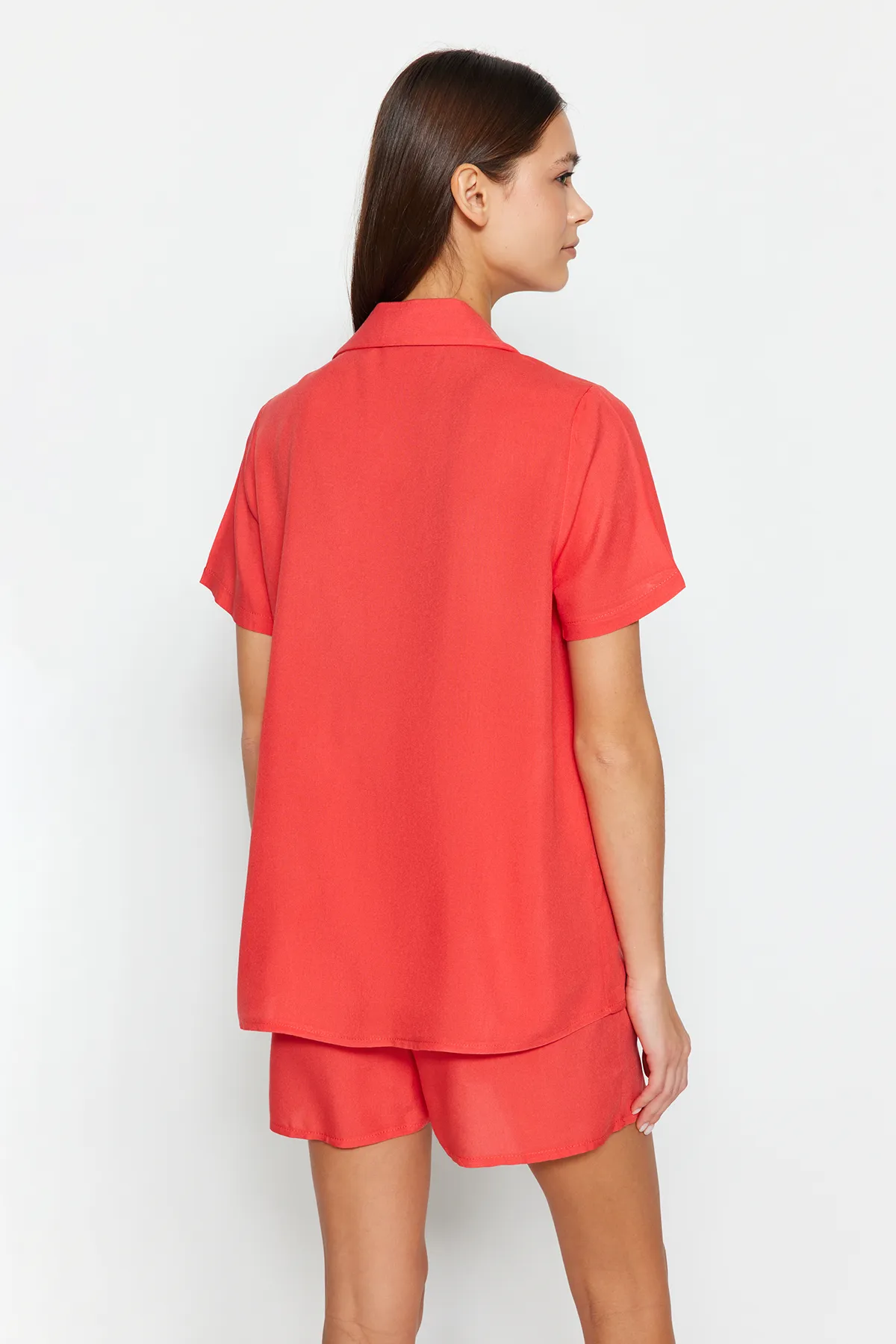 Trendyol Collection  Pyjama-Set aus gewebtem Hemd und Shorts aus Viskose mit Granatapfelblüten THMSS19PT0004