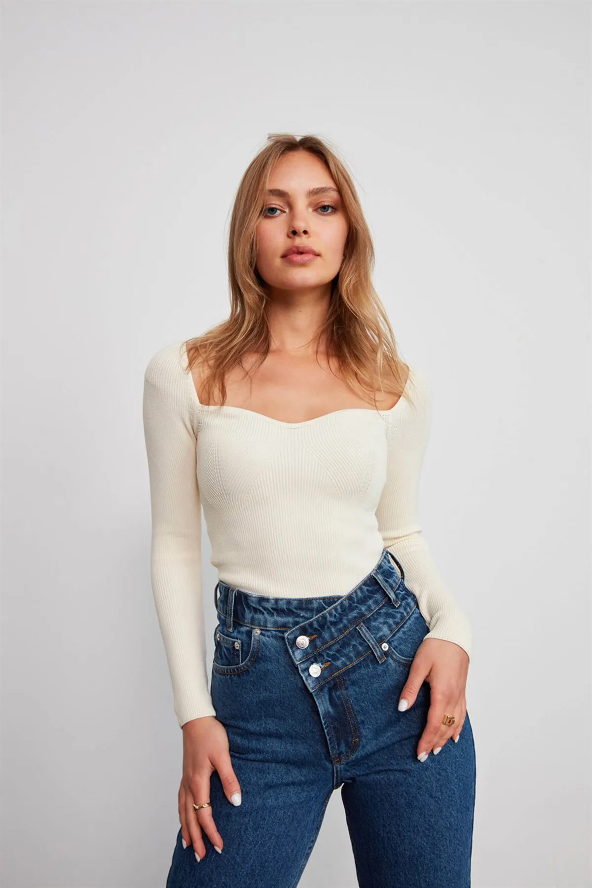 VATKALI  Gerippter Pullover mit herzförmigem Ausschnitt in Creme