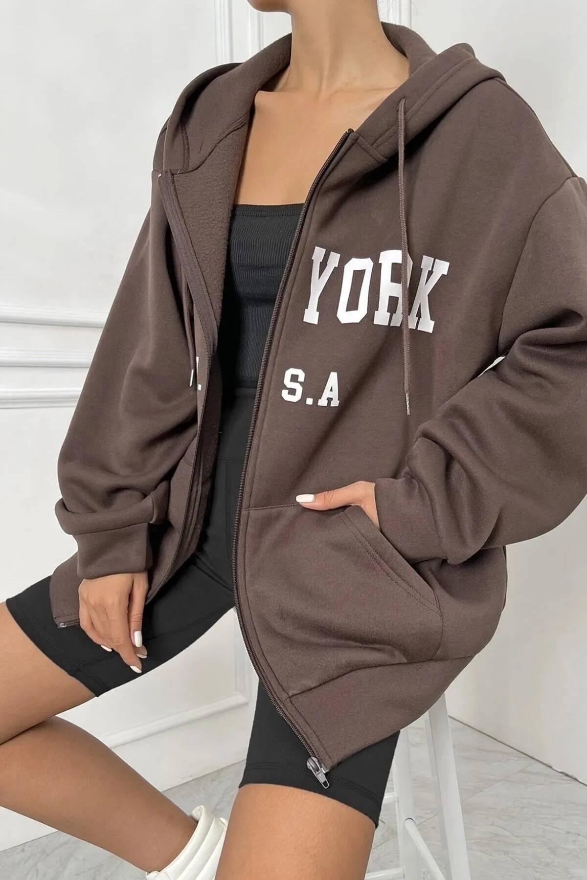 MODAGEN  Brauner Unisex-Cardigan mit „New York“-Print in Übergröße