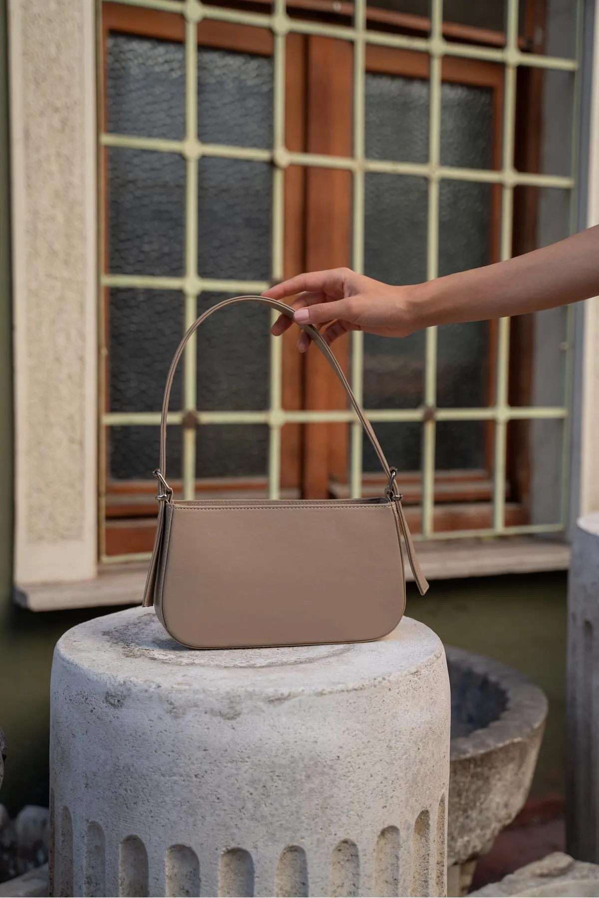 Madamra  Dunkelnerzfarbene Baguette-Tasche für Damen mit Gürtelriemen