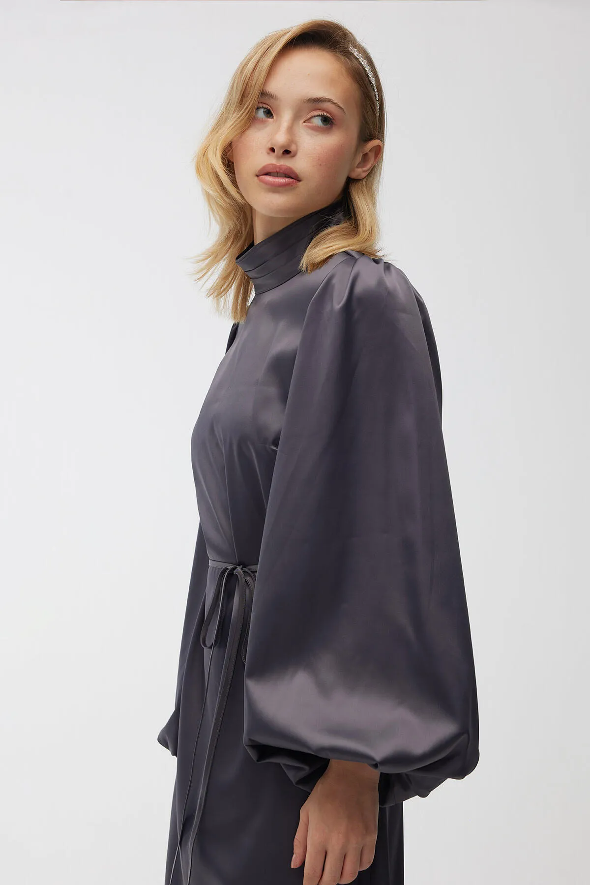 Manuka  Abendkleid aus Satin mit Ballonärmeln, Anthrazit