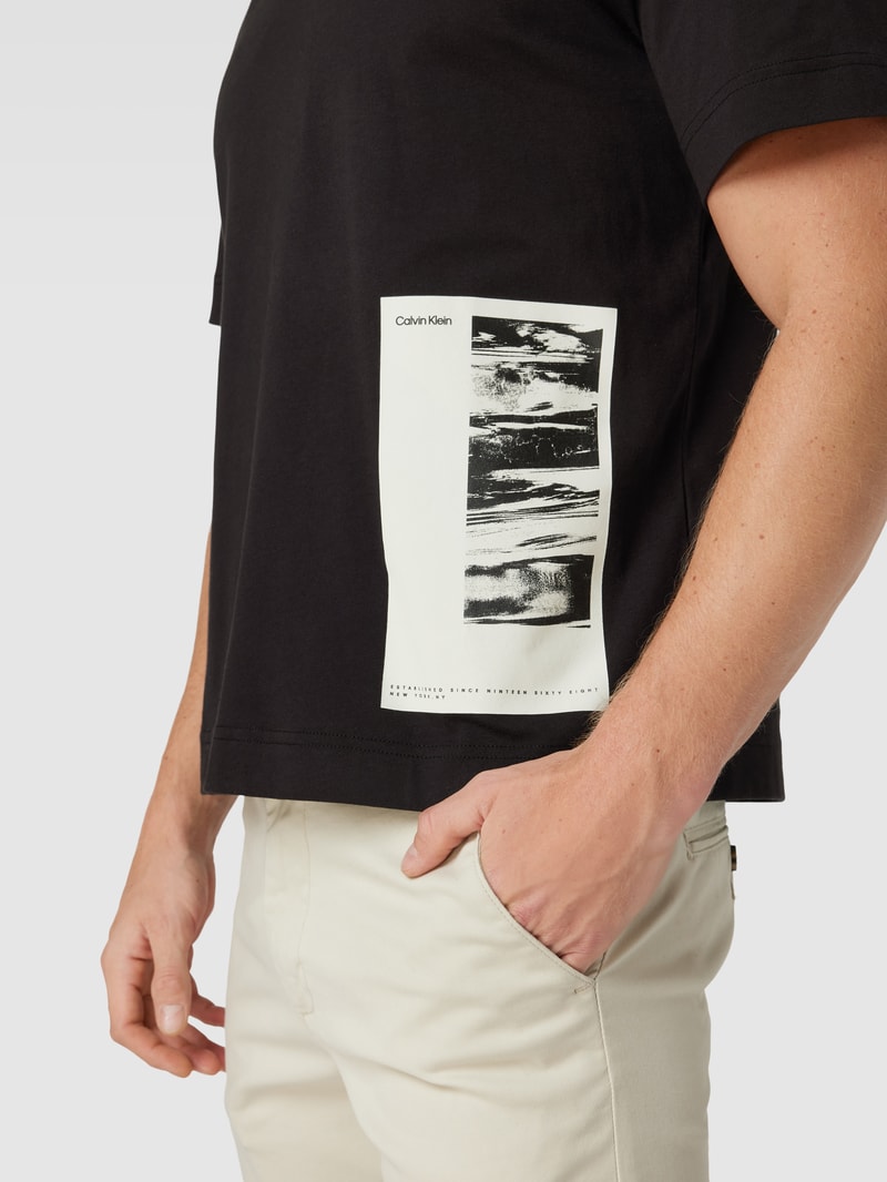 T-Shirt mit Motiv-Print in schwarz