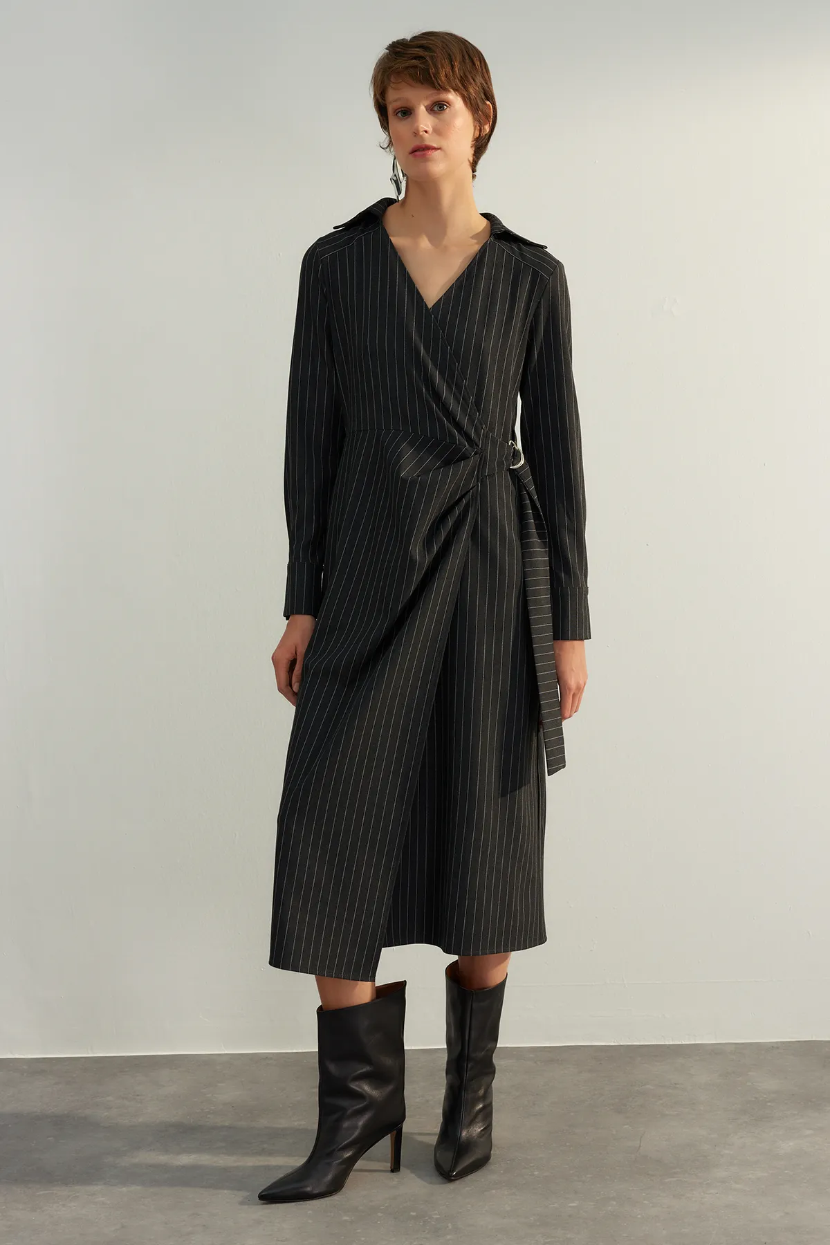 Trendyol Collection  Schwarzes gerade geschnittenes Midi-Kleid mit zweireihigem Verschluss, gestreiftes Kleid, gewebtes Kleid TWOAW24EL00239