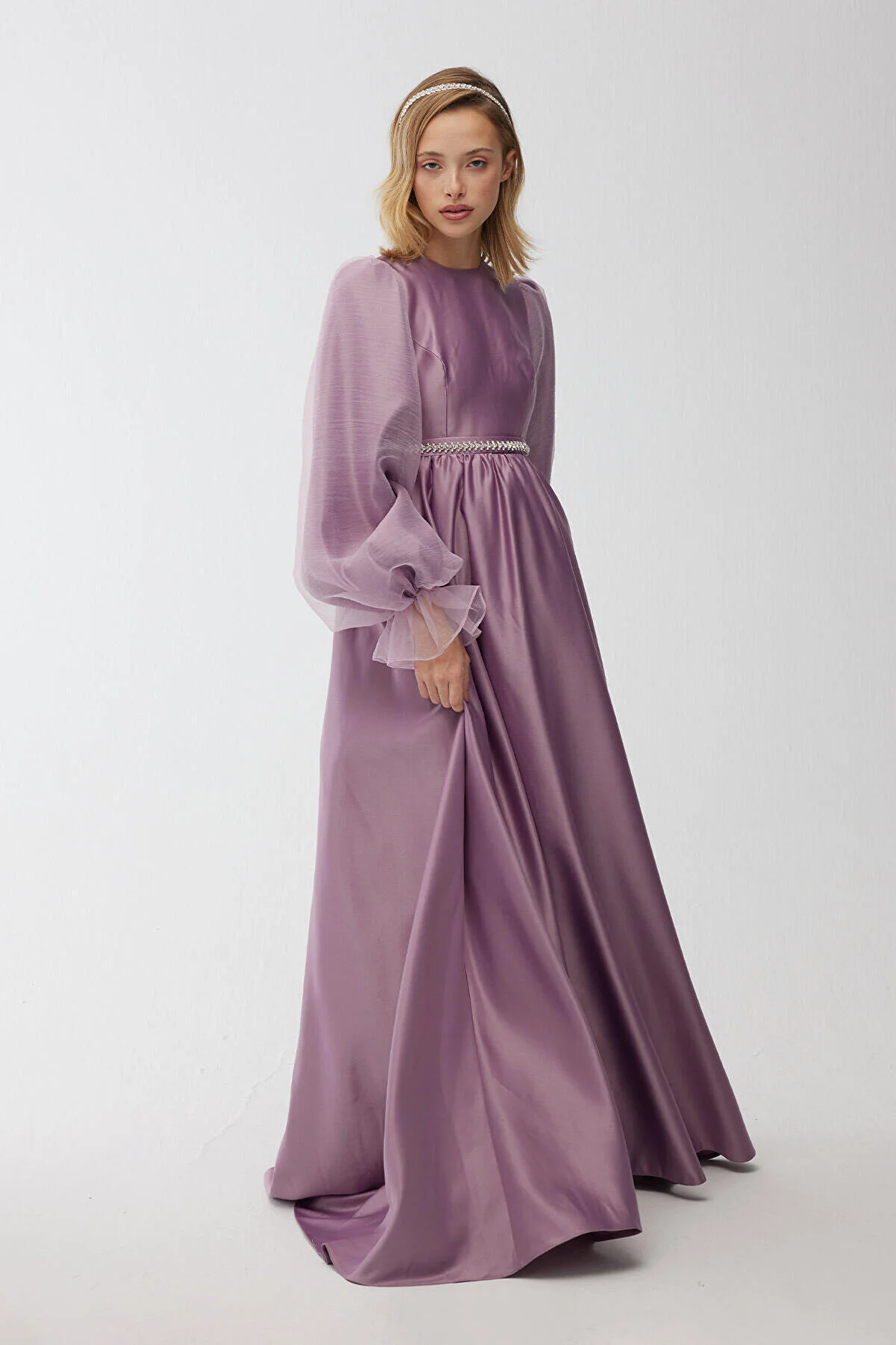 Manuka  Abendkleid aus Satin mit Stoned-Gürtel Lavendel