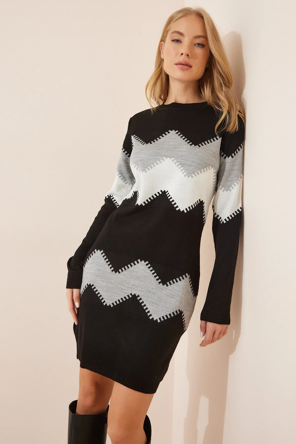 Happiness İstanbul  Schwarzes gemustertes Mini-Strickkleid für Damen JS00008