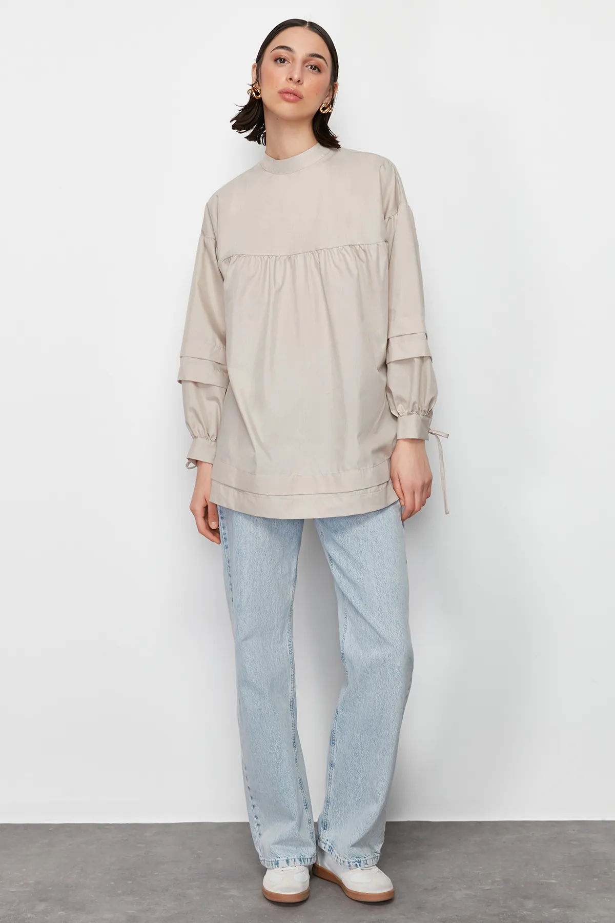 Trendyol Modest  Gewebtes Baumwollhemd mit Bindedetail auf der Rückseite in Stein TCTSS24UK00020