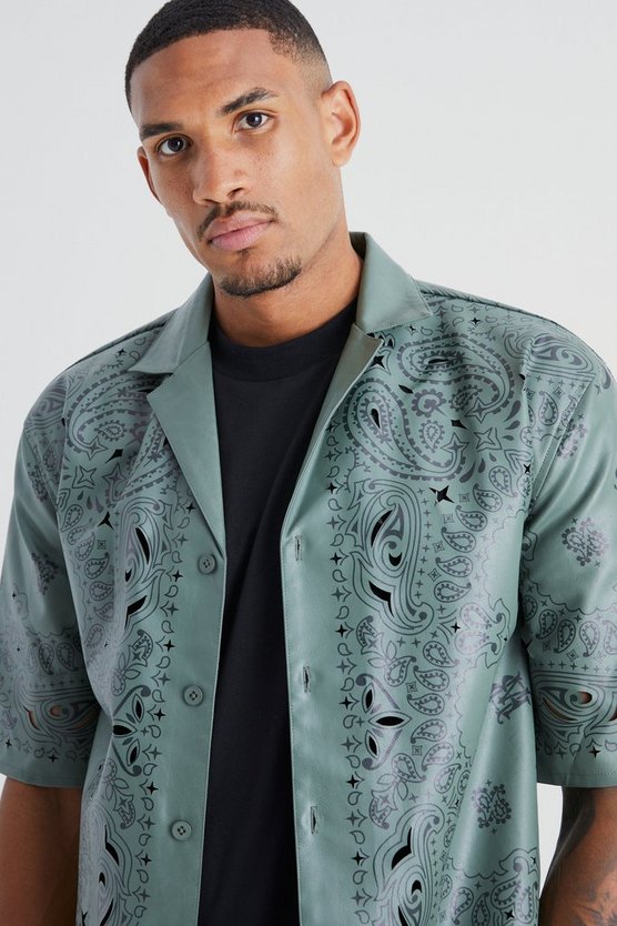 Tall PU-Hemd mit Bandana-Print