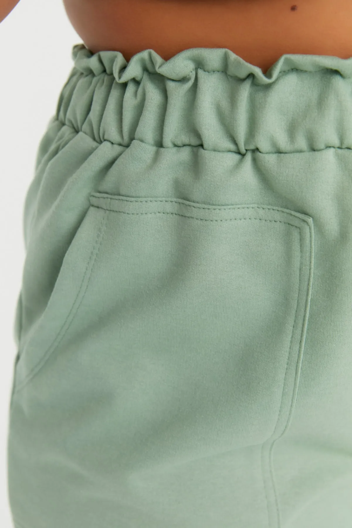 Trendyol Curve  Grüne Strickshorts mit elastischem Bund TBBSS22SR0541