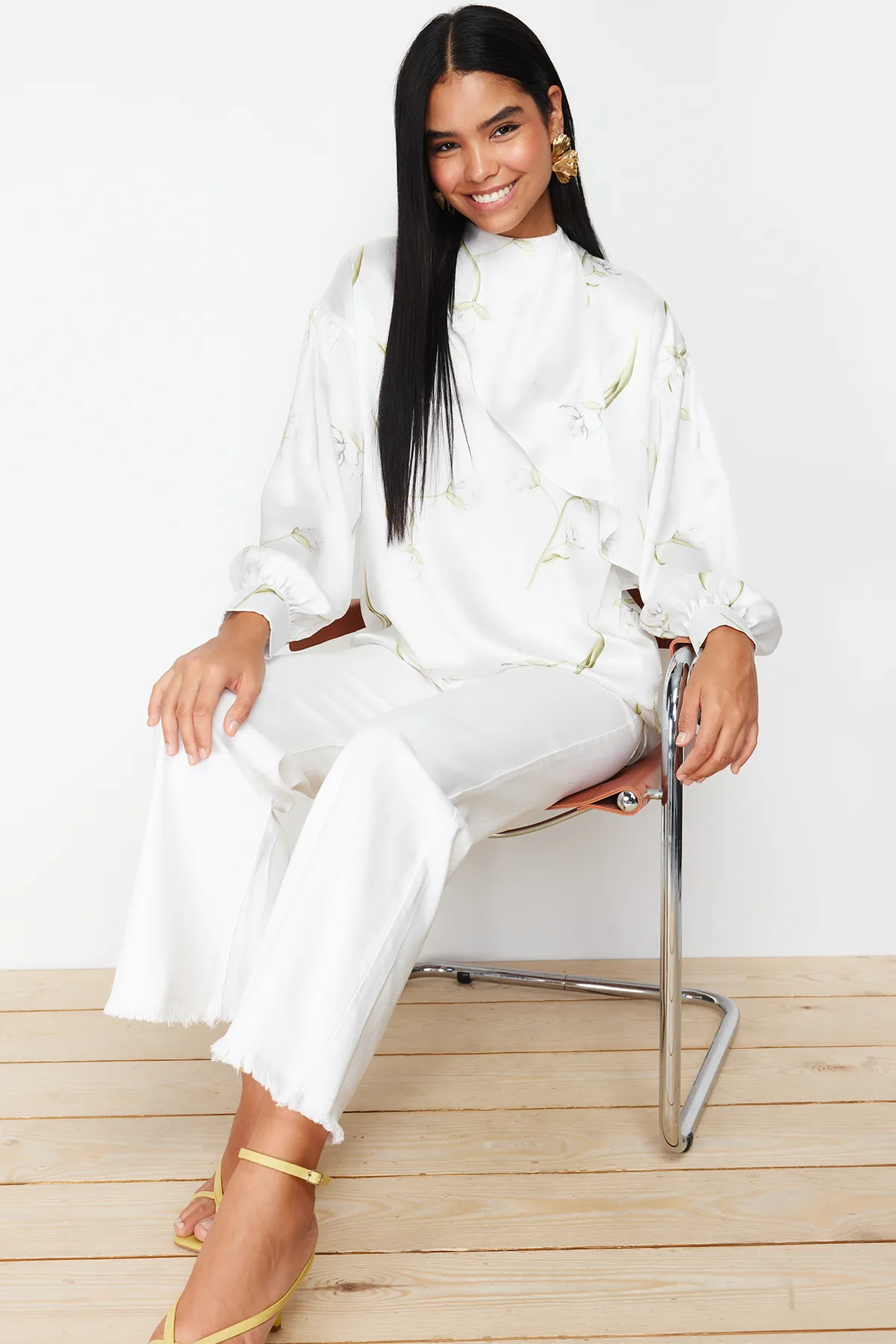 Trendyol Modest  Ecru gewebte Tunika aus Satin mit Blumenmuster TCTSS24UK00019