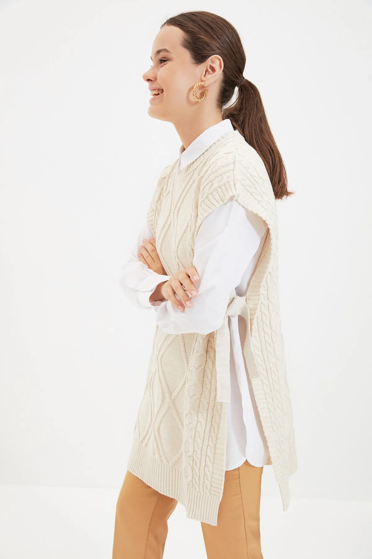 Trendyol Modest  Beigefarbener geflochtener Strickpullover mit Schnürung an der Taille TCTAW22UV0018