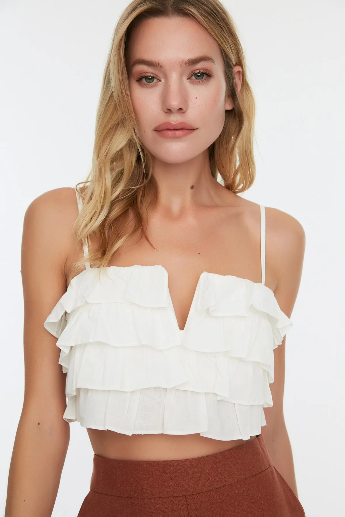 Trendyol Collection  Weiße, bauchfreie, gewebte Rüschenbluse aus 100 % Baumwolle TBESS21BZ0661