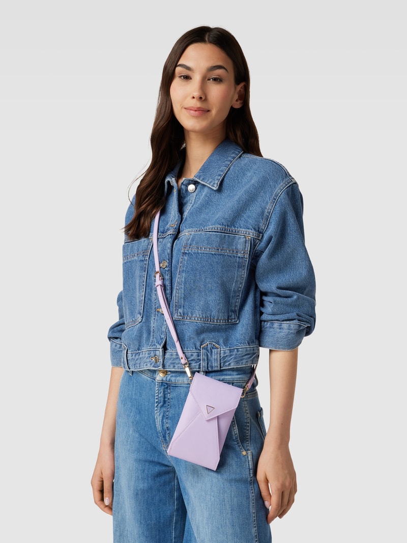 Handytasche mit Label-Applikation in flieder