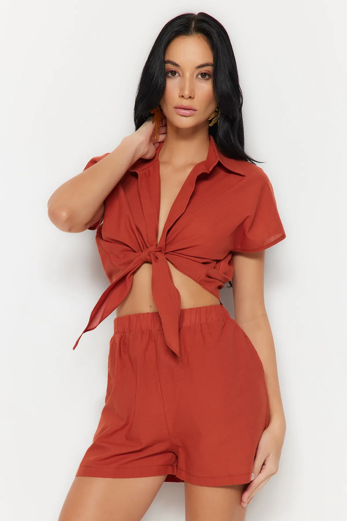 Trendyol Collection  Braunes, gewebtes Hemd-Shorts-Set aus 100 % Baumwolle mit Bindeband, TBESS23AU00146