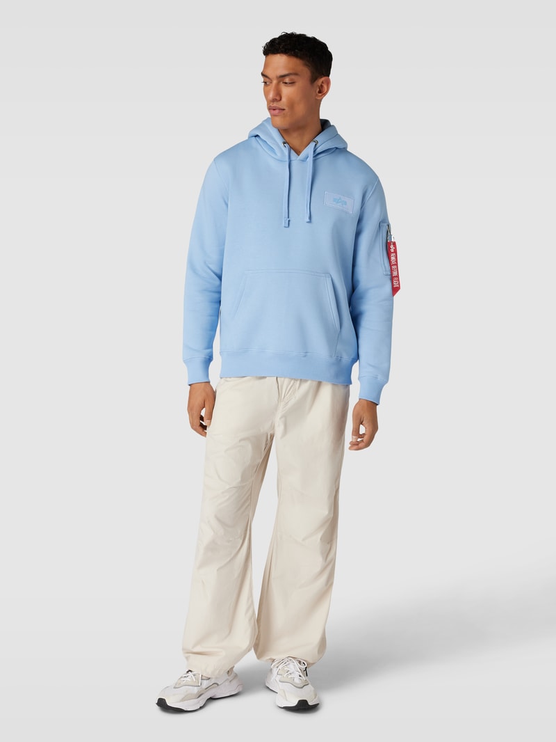 Hoodie mit Label-Patch in hellblau