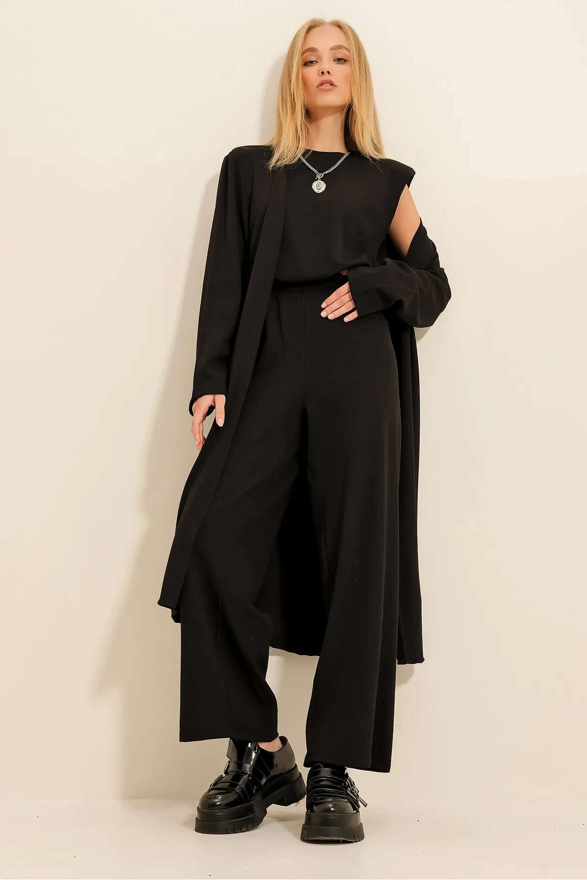 Trend Alaçatı Stili  Schwarzer Damen-Anzug aus Bluse, Hose und Strickjacke mit gepolsterten Schultern und Rundhalsausschnitt, ALC-X4710