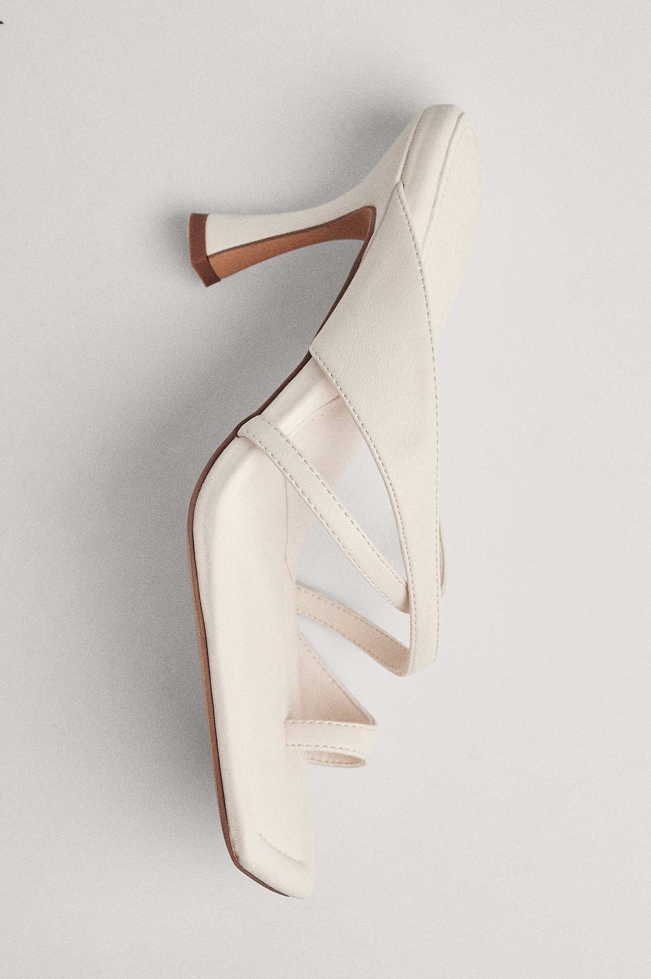 High-Heels mit gekreuzten Zehenriemen