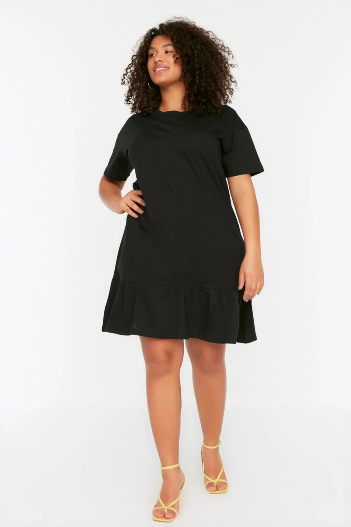Trendyol Curve  Schwarzes gestricktes T-Shirt-Kleid mit Volants TBSSS22EL2621