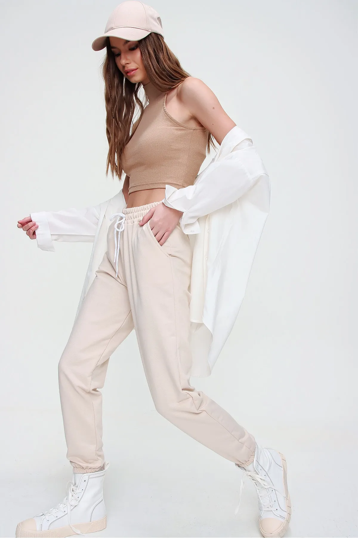 Trend Alaçatı Stili  Hellbeige Basic Jogginghose für Damen mit elastischem Bund und Beinen ALC-X5902