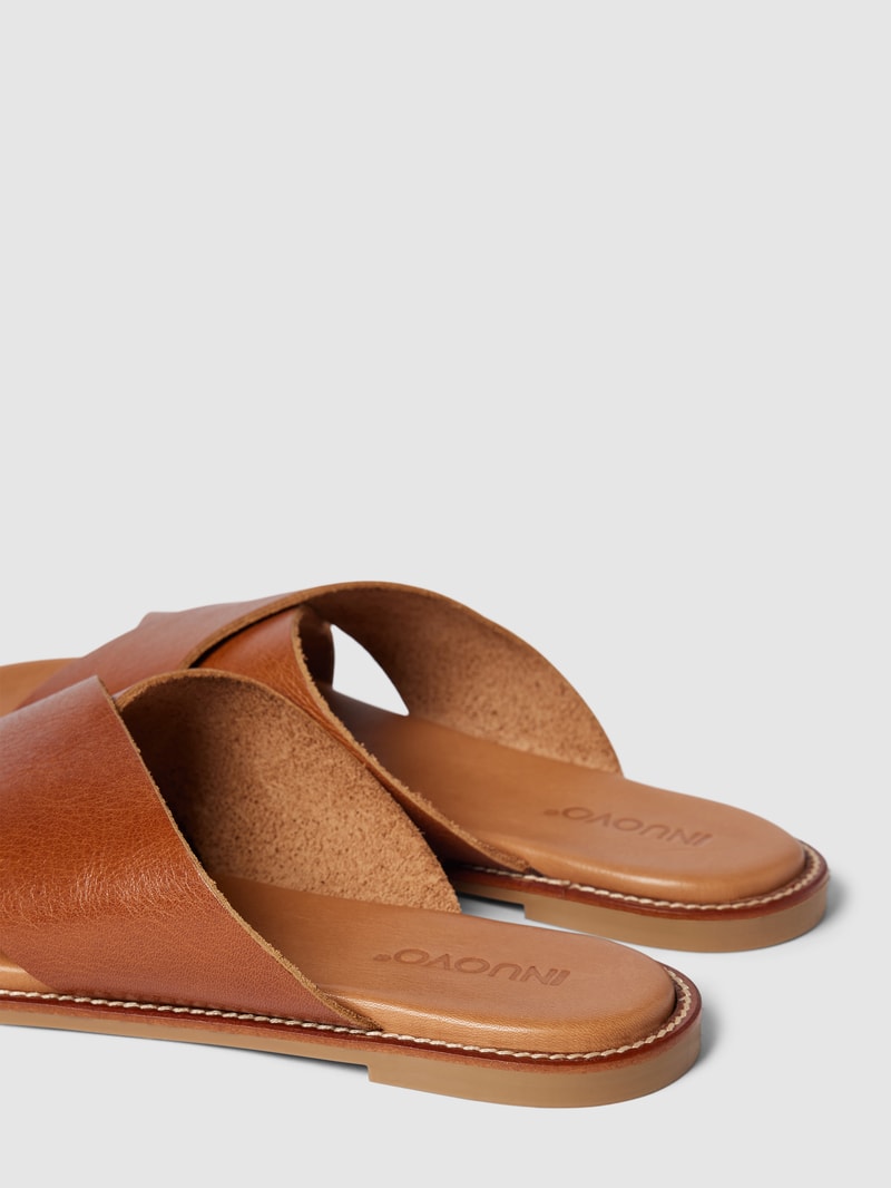 Pantoletten im Metallic-Look in cognac