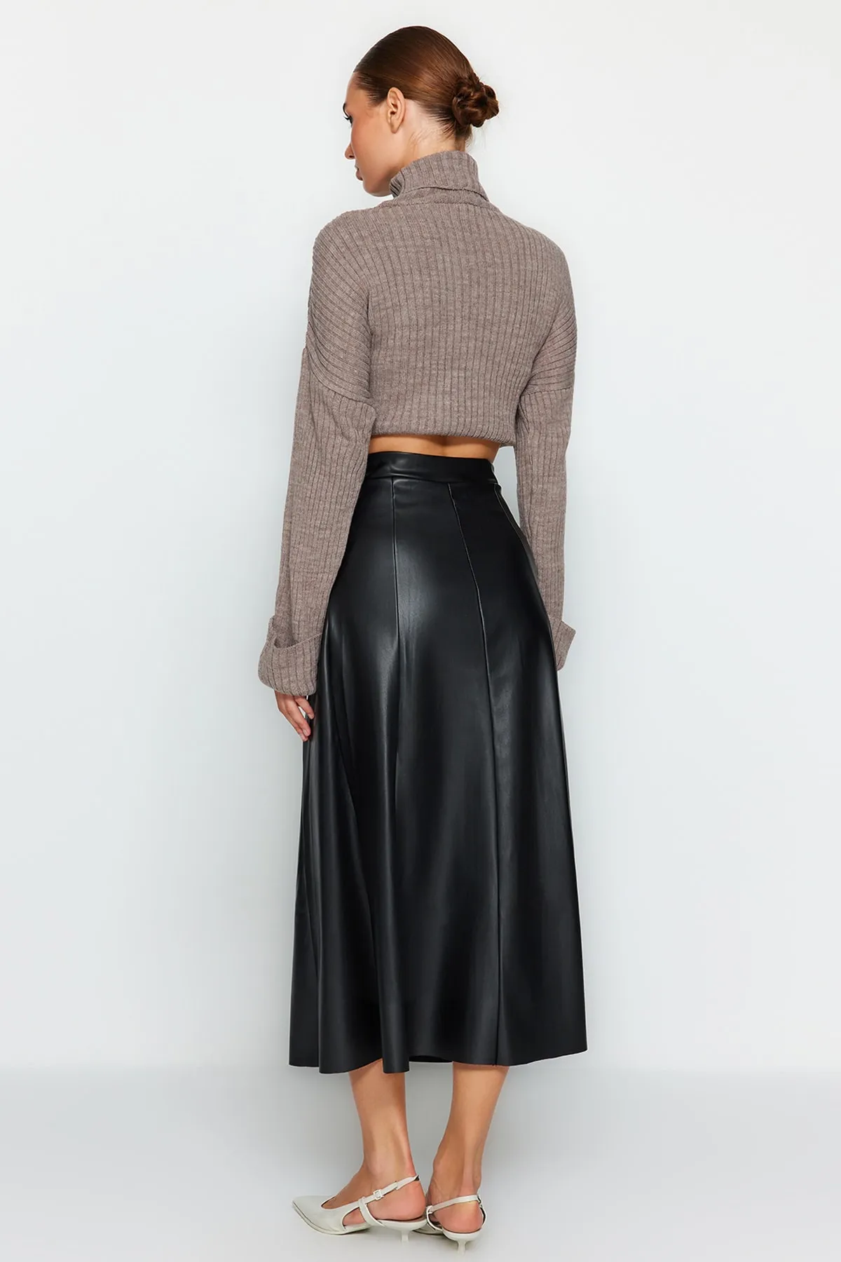 Trendyol Collection  Schwarzer Maxirock aus Kunstleder mit hoher Taille TWOAW24ET00151