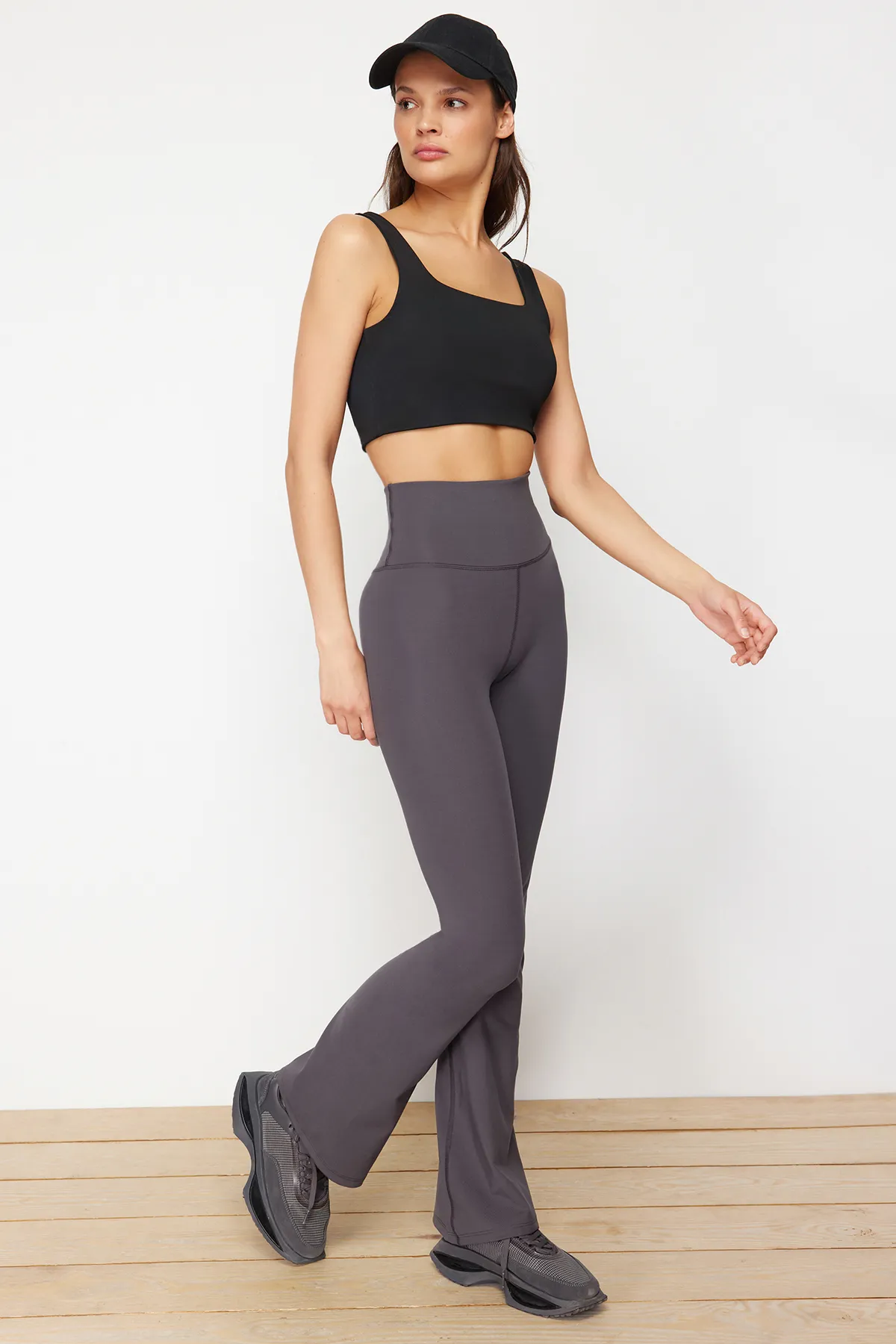 Trendyol Collection  Dunkelanthrazitfarbene, gebürstete, weiche Yoga-Sportleggings mit spanischen Beinen aus weichem Stoff THMSS24TY00019