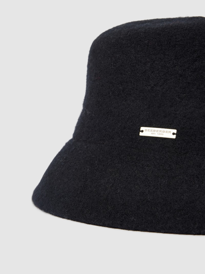 Fischerhut mit Label-Detail in schwarz