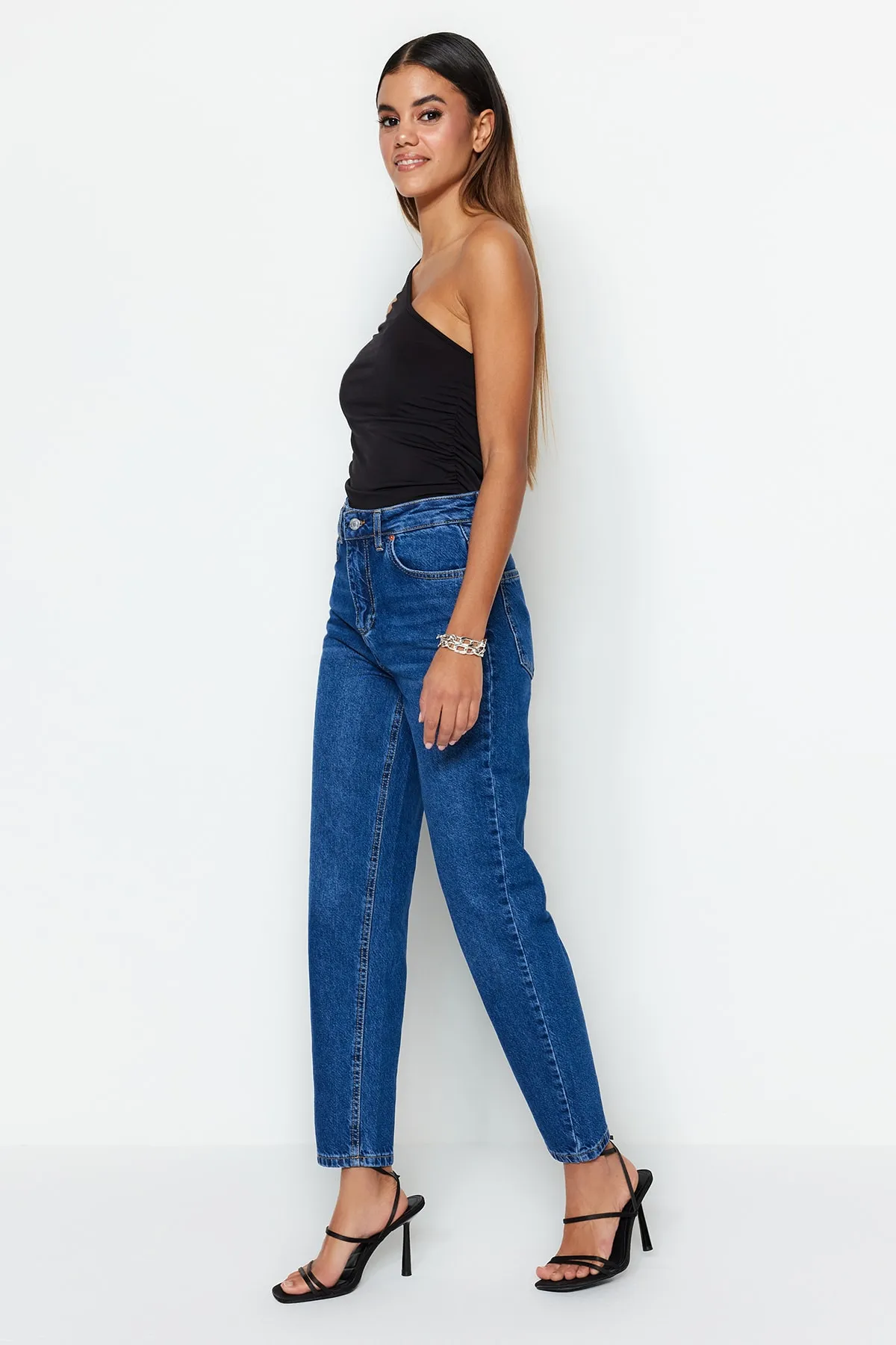 Trendyol Collection  Dunkelblaue High-Bel-Mom-Jeans TWOSS23JE00067
