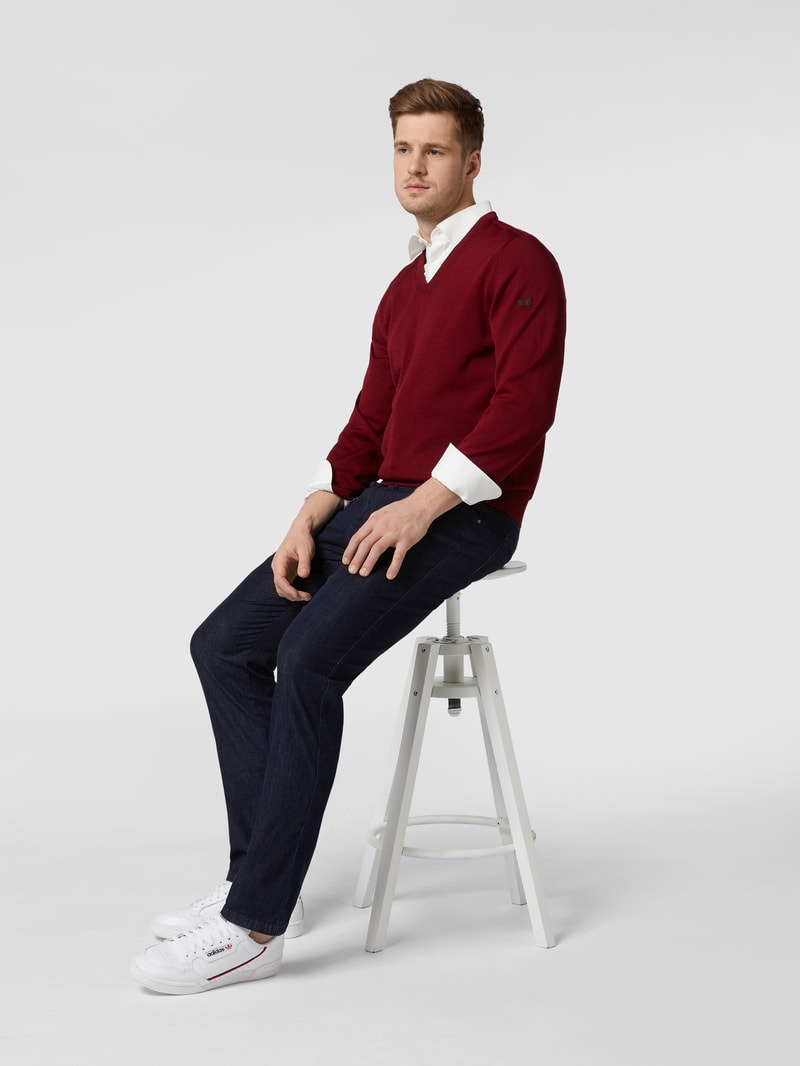 Jeans mit Stretch-Anteil in gerader Passform in dunkelblau
