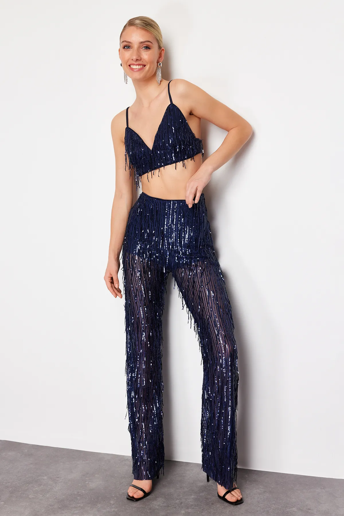 Trendyol Collection  Marineblaue, mit Pailletten besetzte Strickhose mit weitem Bein TPRSS24PL00000