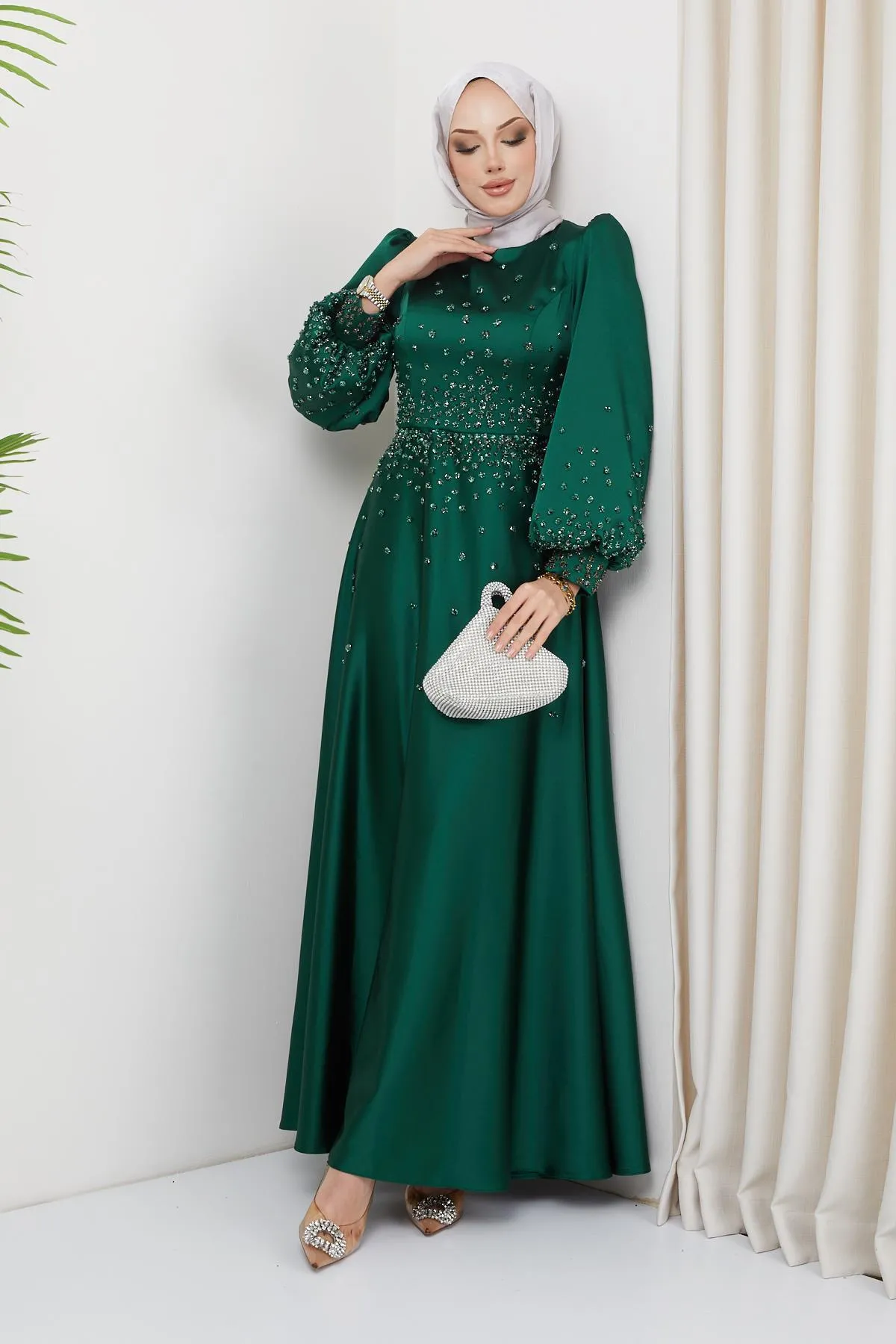 Olcay  Abendkleid aus Satin mit Steindetail vorne und an den Ärmeln GRÜN 1658