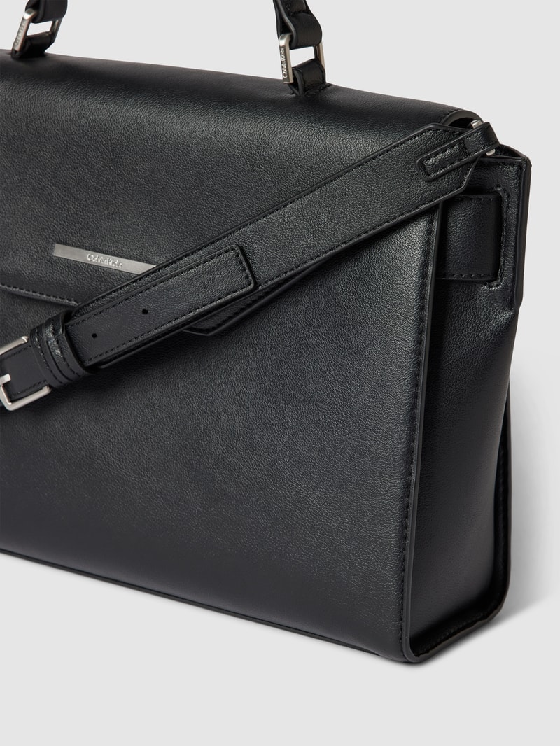 Crossbody Bag mit Label-Applikation in schwarz